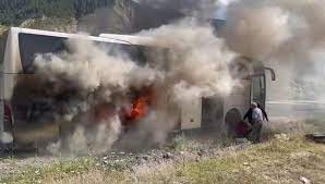 Otobusa di rêya xwe de diçû, bi yek carî agir pêket