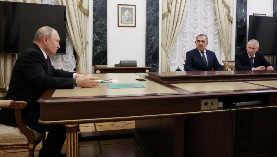 Putin, ligel fermandarê berê yê Wagnerê civiya