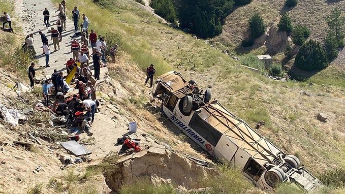 Li Qersê otobûsa rêwiyan ji kendalekî bilind kete xwar: Gelek mirî û birîndar hene