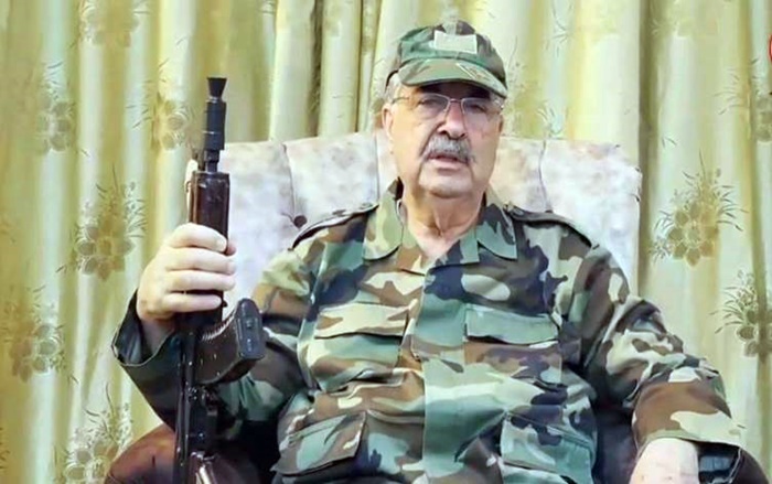 Sêxê esîreke ereb bi hilgirtina çekê banga serê dijî HSDê kir!