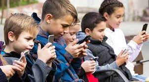 UNESCO pêsniyar kir ku qedexeya telefonê ji bo zarokan deynin