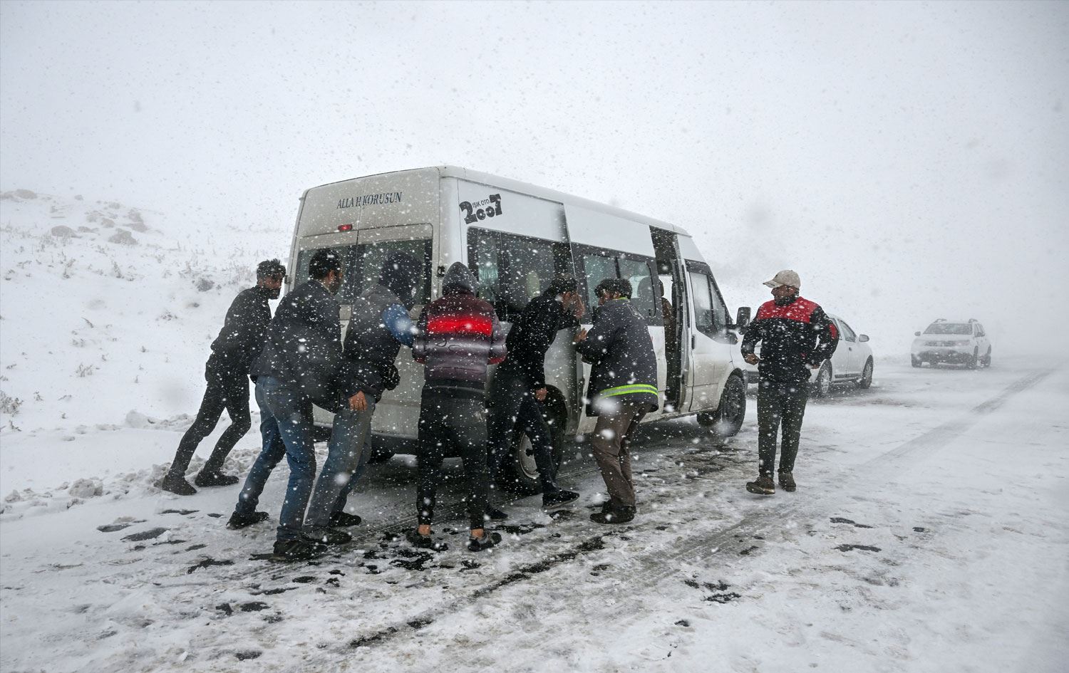 Li ser rêya navbera Wanê û Miksê ji ber berfê û bahozê gelek erebe di rê de man