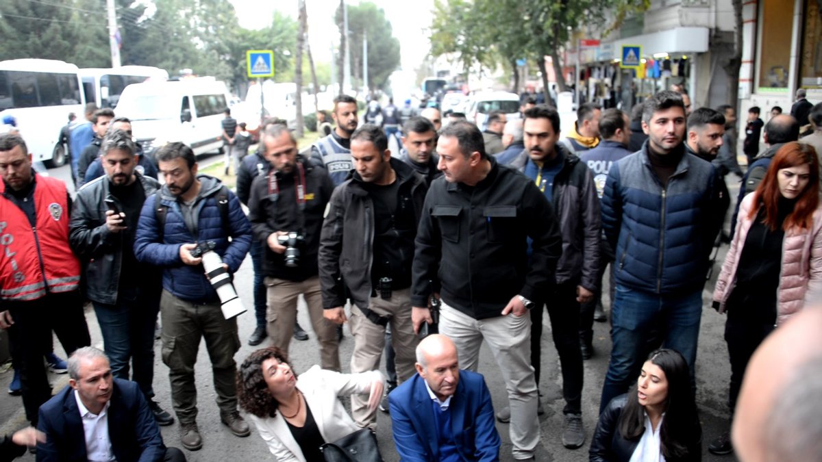 Li Diyarbekirê polîs mudaxele bi mesa ji bo Ocalan kir: 51 binçavkirin