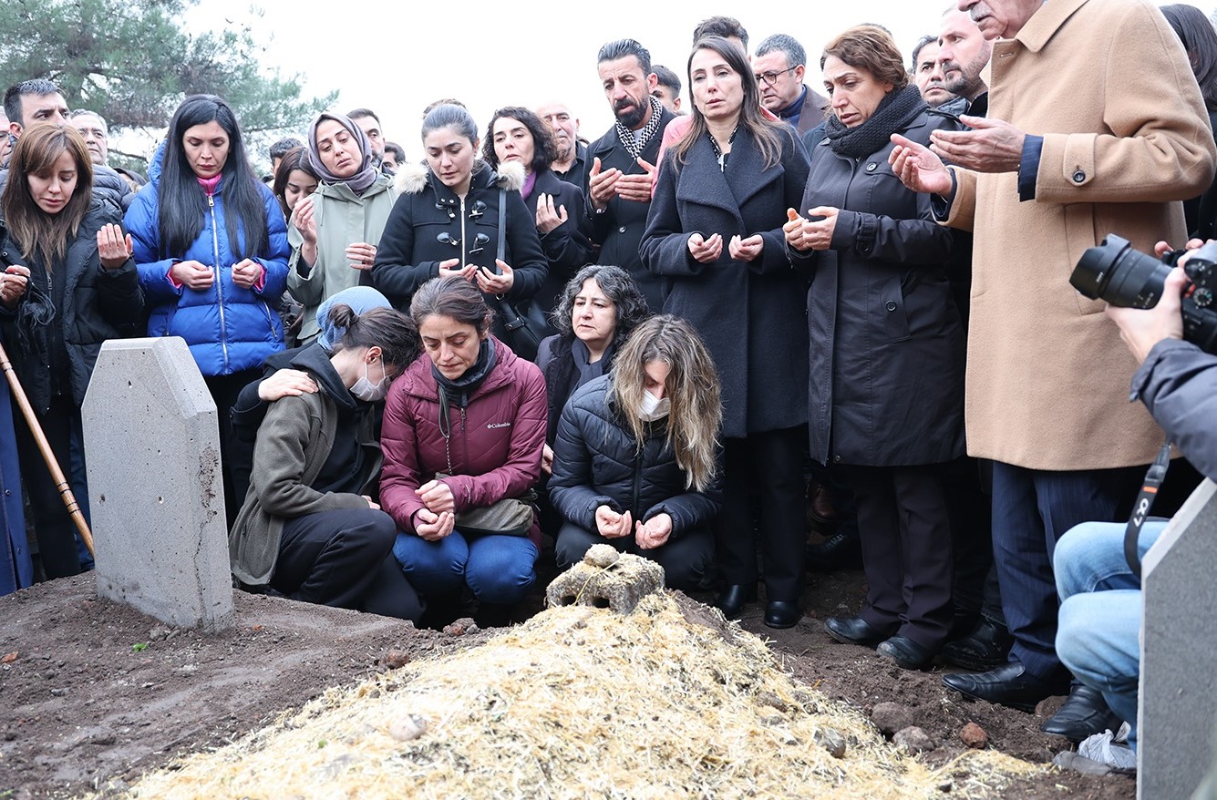 Bavê Demîrtas li Goristana Deriyê Mêrdînê hate vesartin