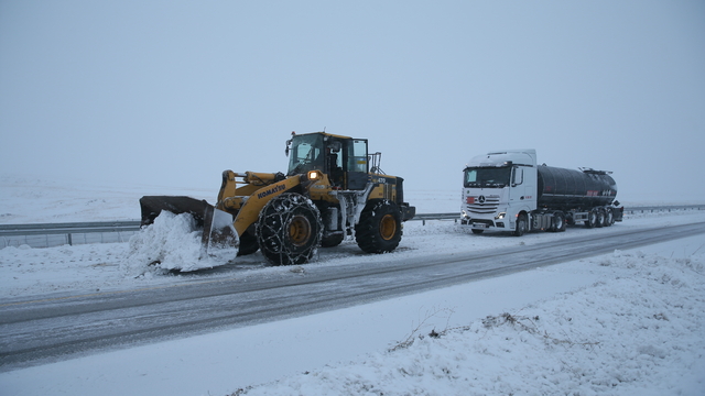 Li bajarê Ardahanê têmên rizgarkirinê 343 alavan ji berfê rizgar kirin