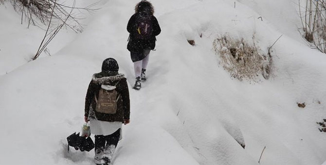 Li Hakkariyê ji ber berfê rojekî navber dan perwerdê