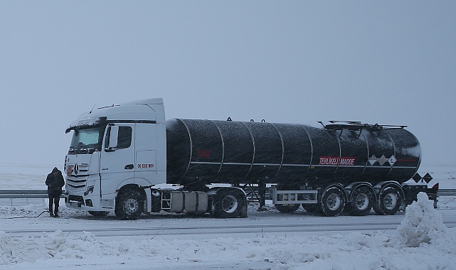 Bi barîna berfê re li bajarên Qersê û Agiriyê TIR di rê de man
