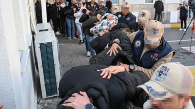 15 kesên ku li ser hesabê îstîxbarata Îsraîlê xebitîne dadgehê wan sand zîndanê.