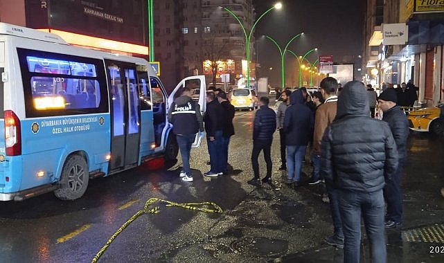 Dema çekan berdidan, peyayekî û ajotvanê otobusê birîndar kirin