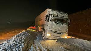 Li bajarê Wanê berfê rêya 138 jîngehan girt