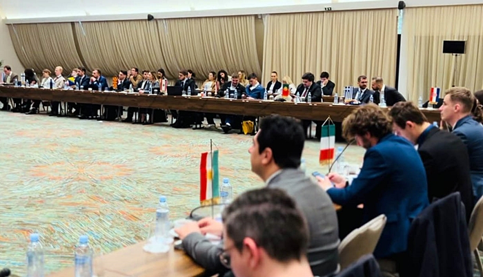 Ciwanên Kurd bi Ala Kurdistanê besdarî Kongreya Gelan a Ewropayê bûn