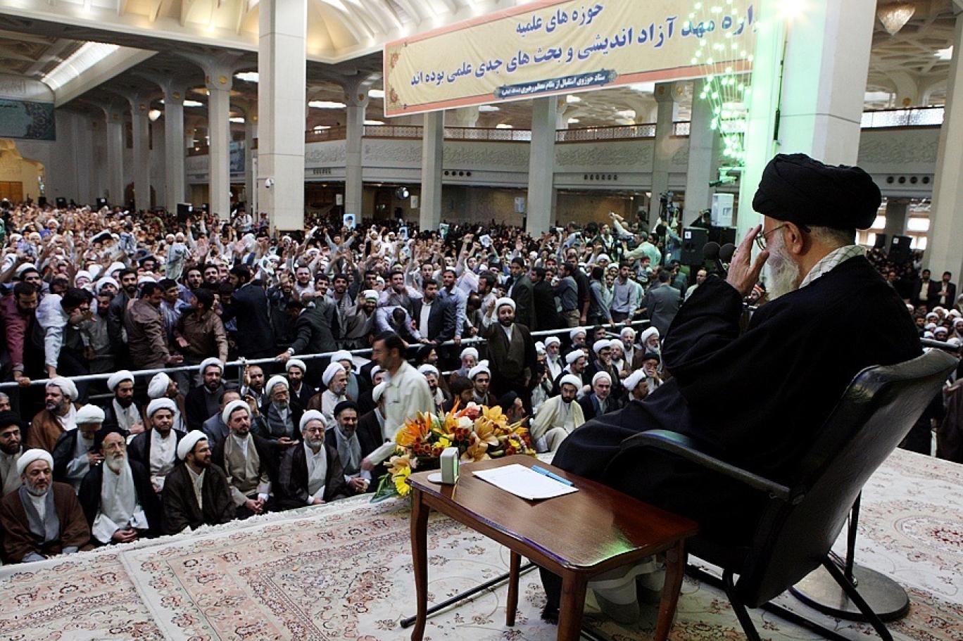 Rejîma Îranê ji bo sîxurî bikin gefê li xwendekar û melayên medreseyan xwar