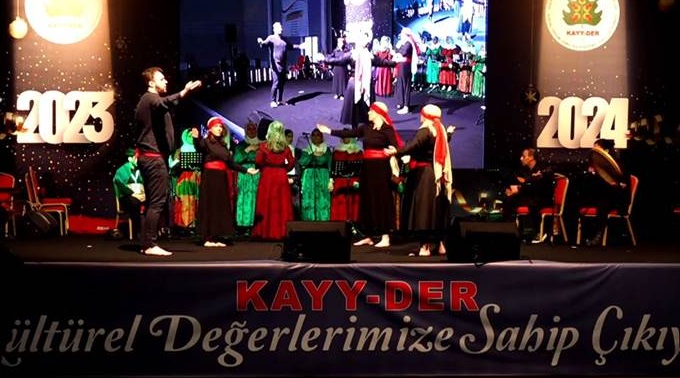 Çewligîyan li Stenbolê Sersala Kurdî pîroz kirin