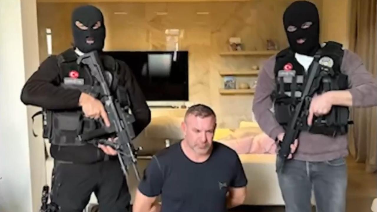 Berpirsê sûcên organîze Eric Schroeder ê ku bi teblîxa sor dihat xwestin li Stenbolê hat girtin