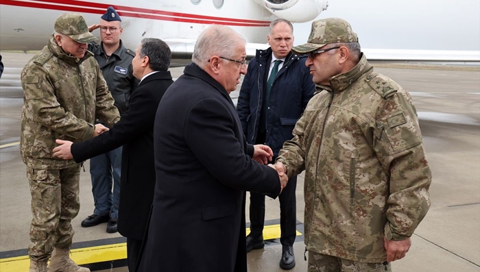 Wezîrê Berevaniya Tirkiyê digel fermandaran çû ser sînorê Herêma Kurdistanê