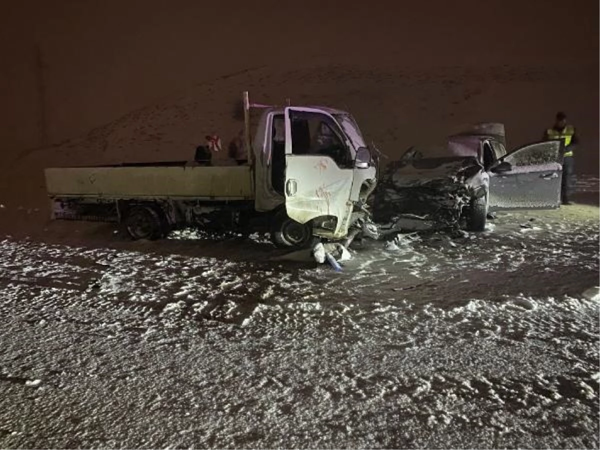 Li Çewlikê kamyonet û otomobil li hev ketin: 1 mirî û 6 birîndar hene