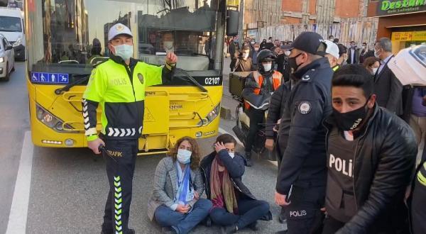 Parlementer li Kadiköy a Îstenbolê rê girtin