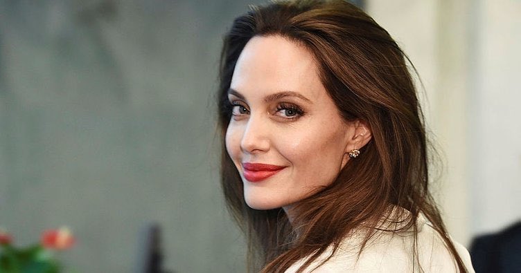 Angelina Jolie vegeriya pês kamerayê