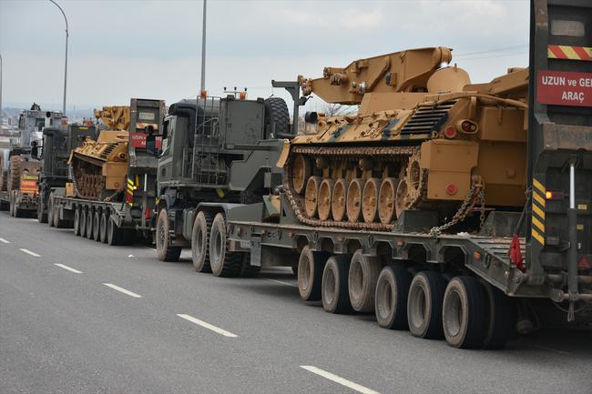 Tirkiyê karwaneke tije tank sand sînor