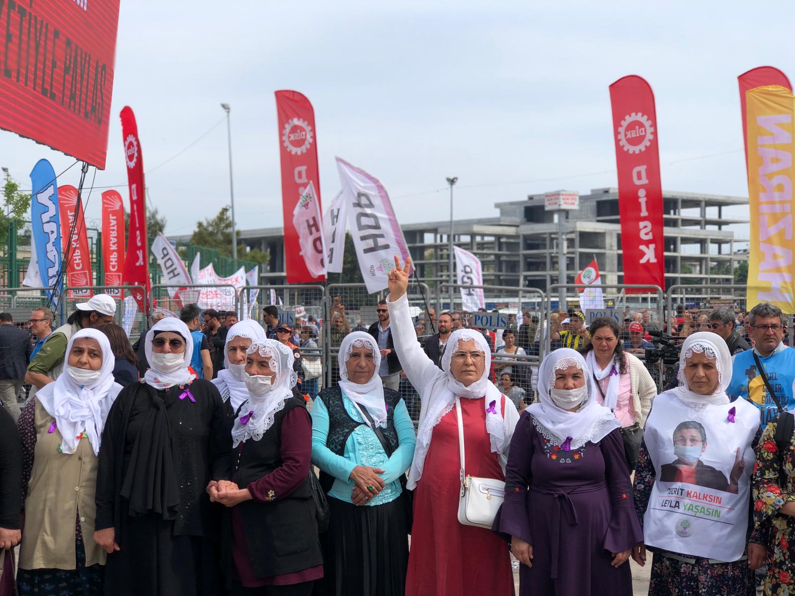 Polîsan dayikên kurd desteserkirin, parlementerên HDPê dest bi çalakiya rûnistinê kirin