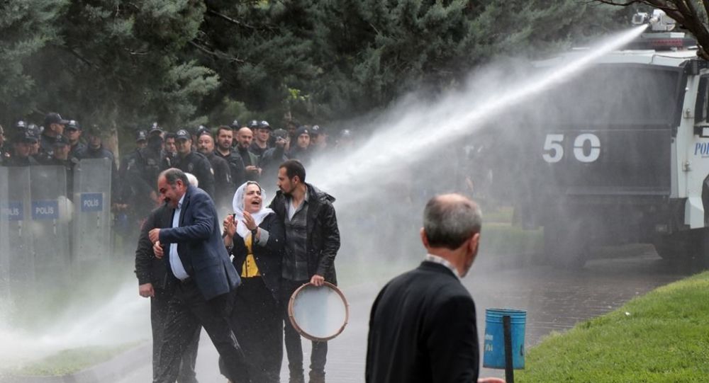 Reuters: Parlementerên kurd bi destê polîsên tirk hatin derbkirin