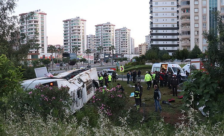 Li Edenê otobêzeke rêwiyan qulibî: 2 kes mirin û gelek kes birîndar bûn