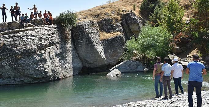 Xwest xuska xwe rizgar bike lê ew di avê de fetisî