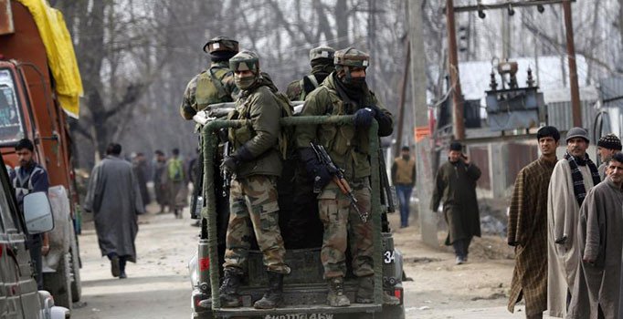 Hindistan, li Kesmîrê temamê rêyên ragihandinê girt