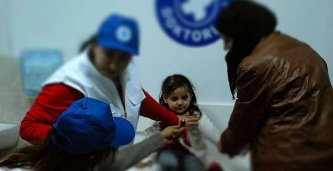 Rêxistina Doktorên Dinyayê bê pere xizmetê didin Efrînê