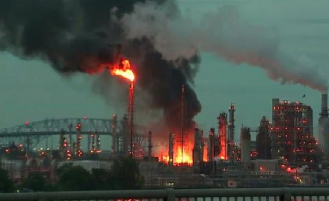 Refîneya 150 salî teqiya, hemû rêyên bajêr hatin girtin