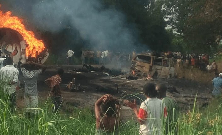 Tankêra benzînê teqiya: 50 mirî, 70 birîndar