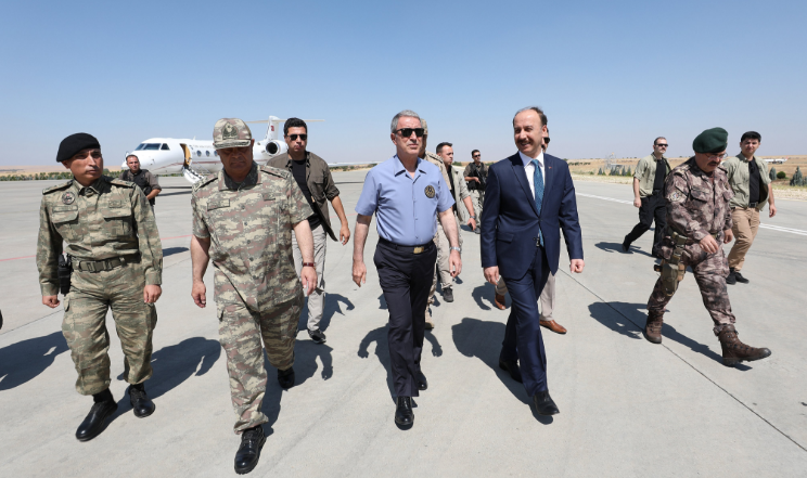 Wezîrê Berevaniya Tirkiyê diçe ser sînorê Rojava