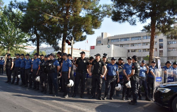 Video - Li Amedê protestoya qeyûman: Polîsan mudaxele kir