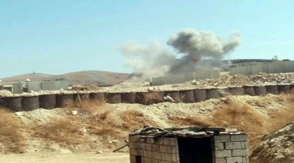 Al-Masdar: Dema êrîsa ser HTSê dîwarê xala çavderiyê ya Tirkiyê hatiye lêdan