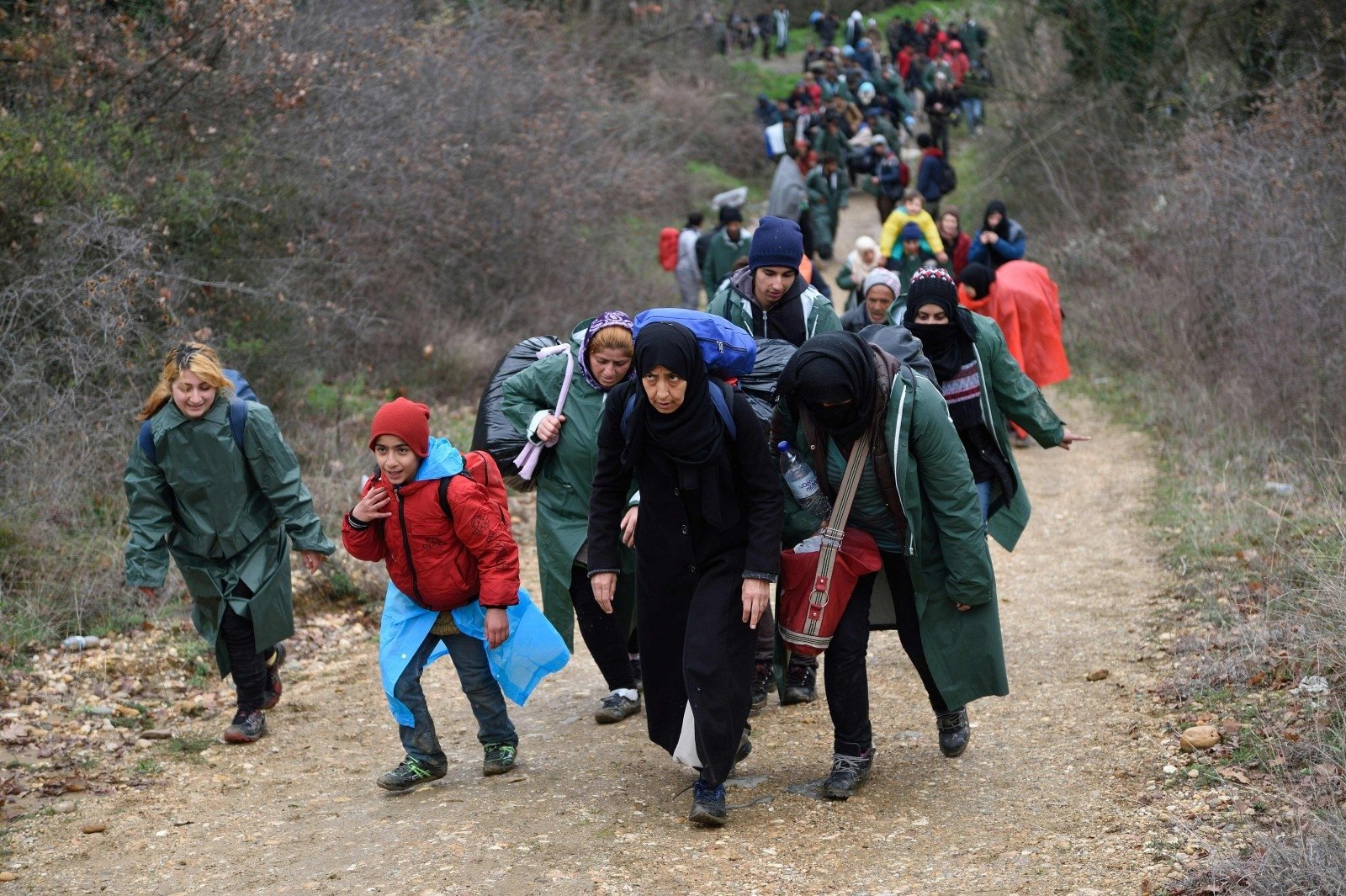 Siniri geçmek isteyen kadinlara ates açildi:1 Ölü