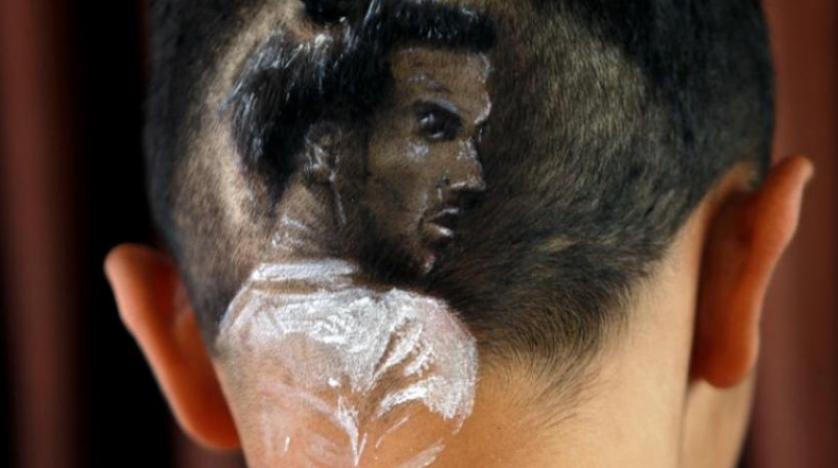 Kürt berber, gençlerin saçlarina ünlü futbolculari kaziyor