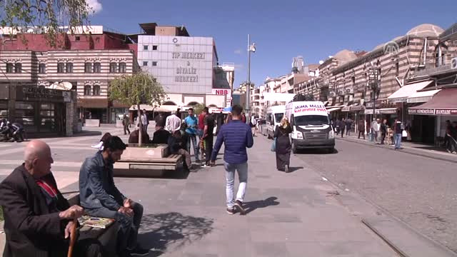 Diyarbakir'da kimligi belirsiz bir kadin halka para ve gida dagitti