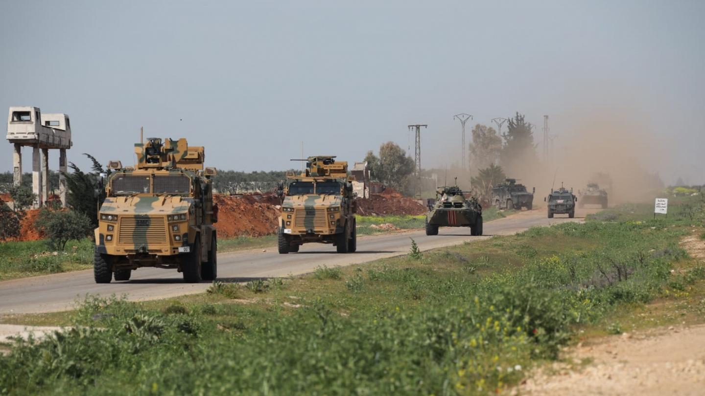 Artêsa Tirkiyê li ser rêya M4 otomobîla sivîlekî gulebaran kir