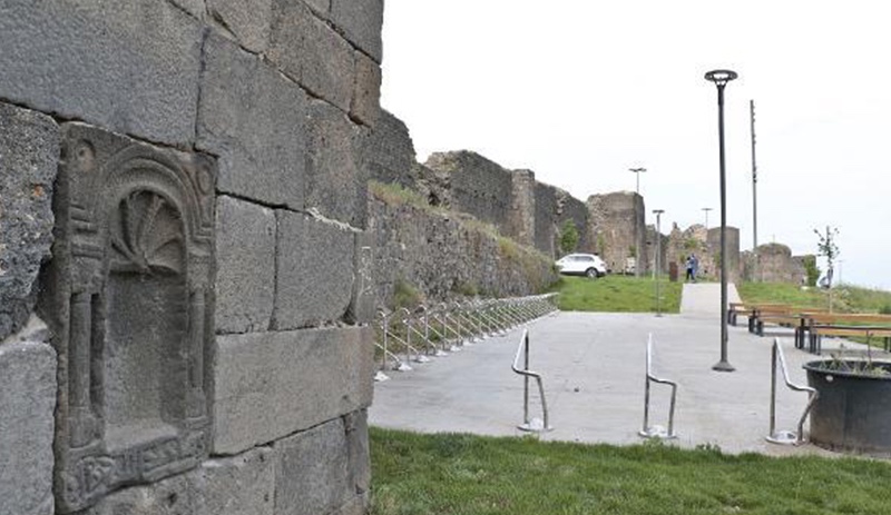 Surlardaki binlerce yillik kitabeyi matkapla çalmaya çalistilar!