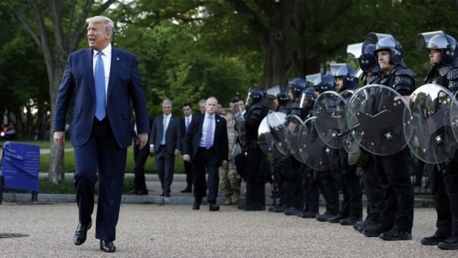 Trump’tan: “Silahli askerler görevlendirildi” açiklamasi!