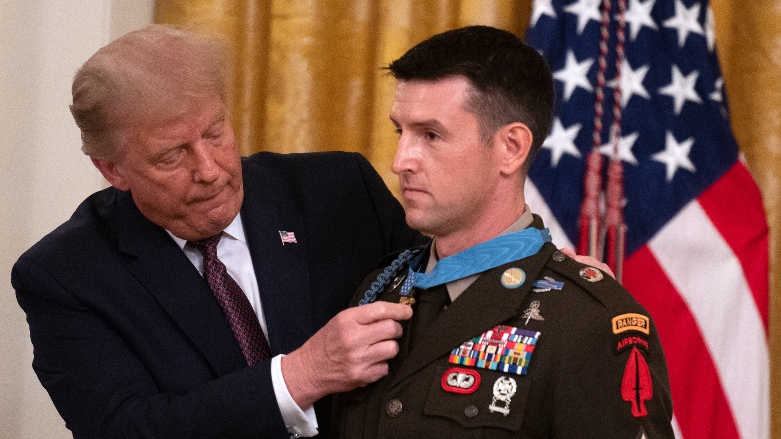 Onlarca Kürt esiri kurtarmisti: ABD’li askere seref madalyasi verildi