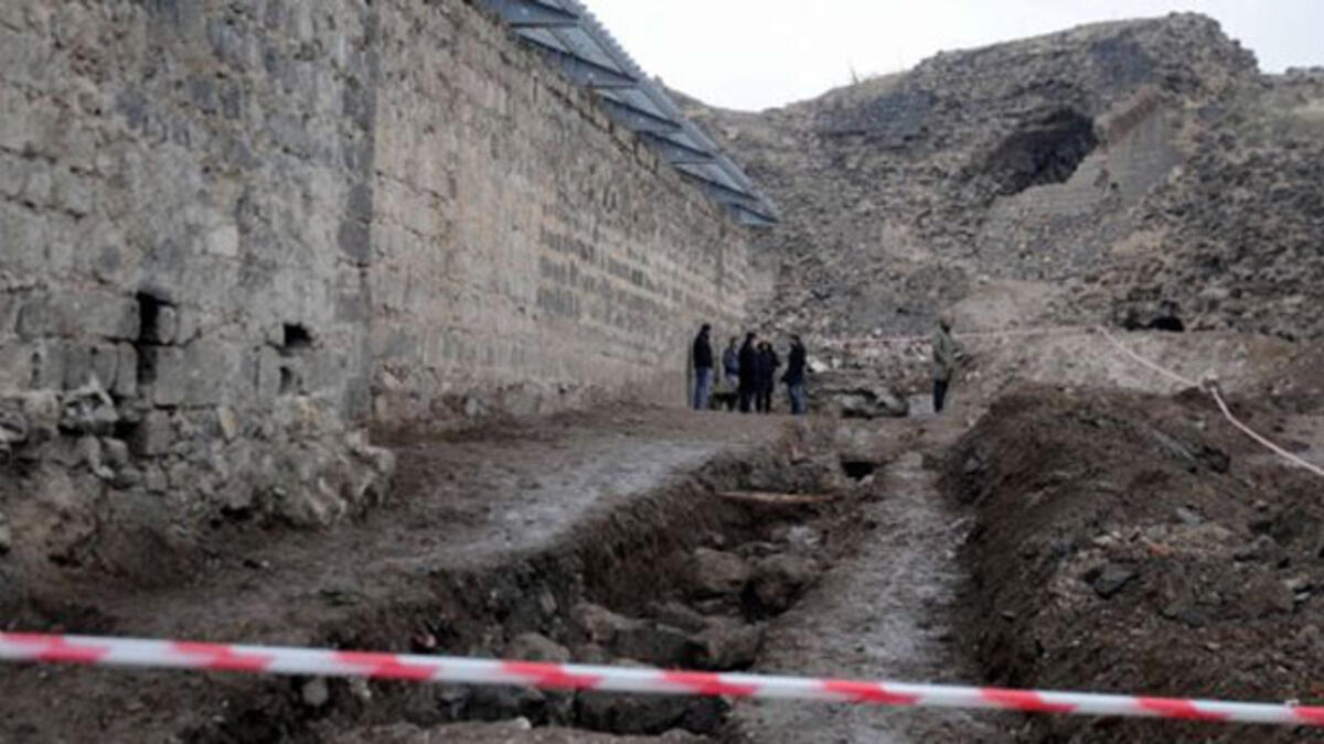 Diyarbakir surlarinda insan kemiklerine rastlandi