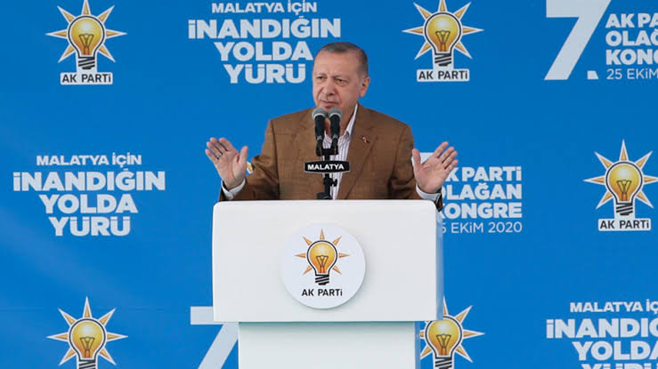 Erdogan’dan ABD’ye: Kiminle dans ettiginizin farkinda degilsiniz