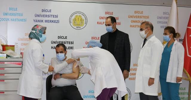 Çin’in Kovid-19 asisi Diyarbakir'da gönüllülere uygulaniyor