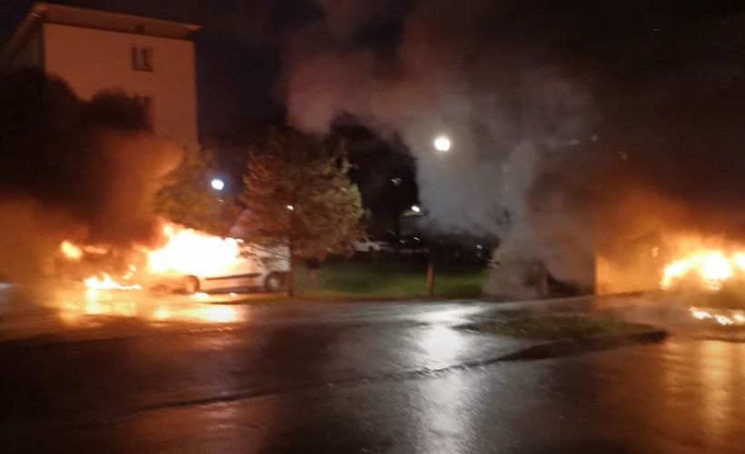 Fransa'da saldiri: 2021 yilinin ilk gününde 30 araç yakildi