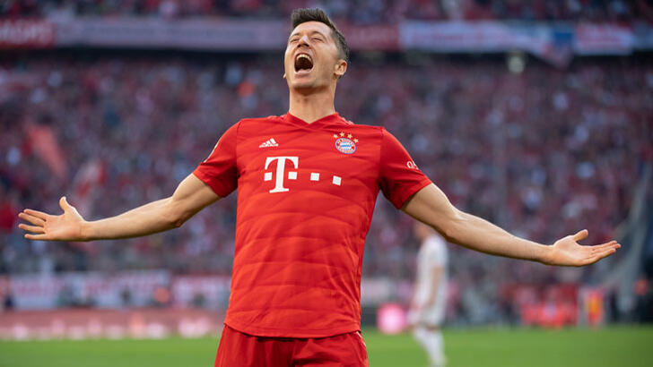 Lewandowski, yilin futbolcusu ödülünü aldi