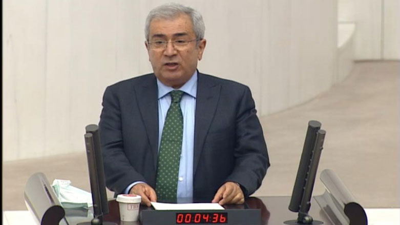 Tasçier li ser kursiyê Parlamena Tirkiyê daxwaza fermîkirina zimanê Kurdî kir