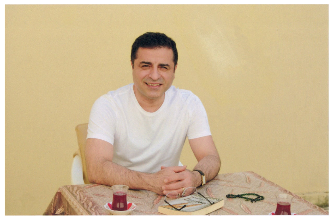 "Gülümsedigi" için Demirtas'a kimlik karti verilmemis