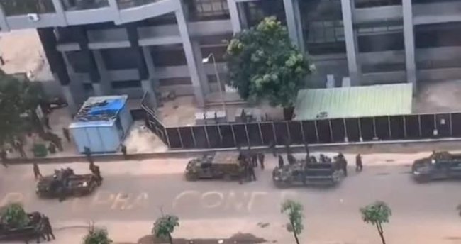 Askerler yönetime el koydu: Ülkede sokaga çikma yasagi ilan edildi!