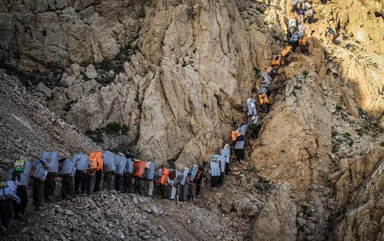 Iran güçleri Rojhilat’ta bir Kürt kolberi daha katletti!